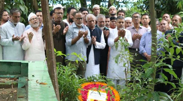 প্রয়াত নেতাদের কবরে শ্রদ্ধা নিবেদন মহিউদ্দিন বাচ্চুর 